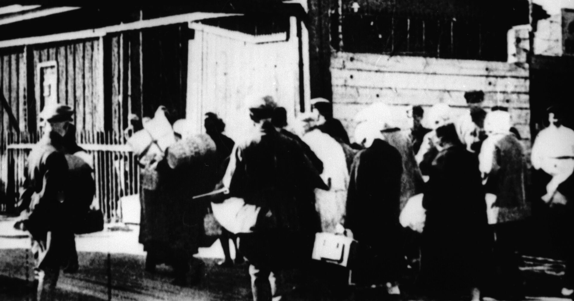 Политзаключенные у входа в Соловецкий лагерь - ИноСМИ, 1920, 28.11.2021