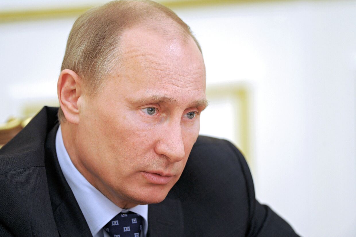 Премьер-министр РФ В.Путин проводит совещание с членами правительства РФ