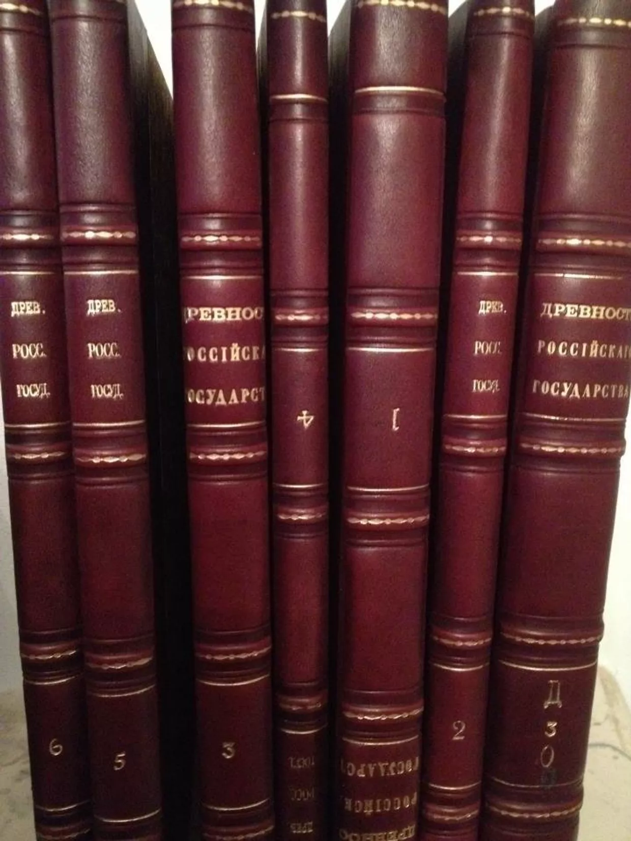 Старинные книги в московском ресторане
