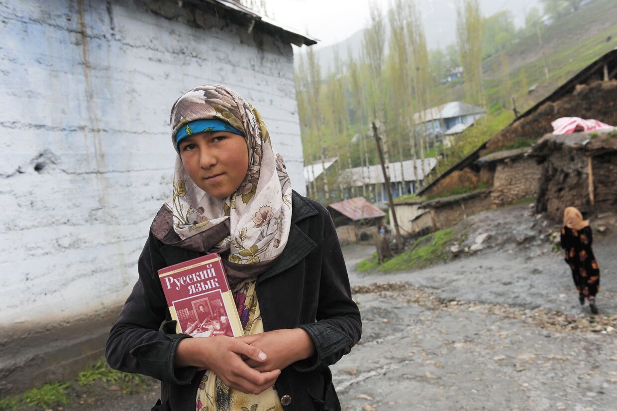 Юная жительница Айнийского района Таджикистана по дороге в школу