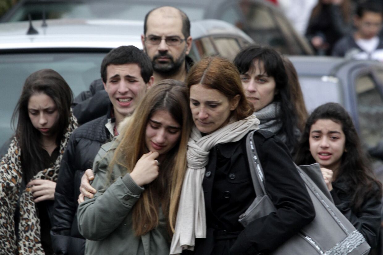 Пострадавшие возле еврейской школы в Тулузе, где неизвестный открыл стрельбу
