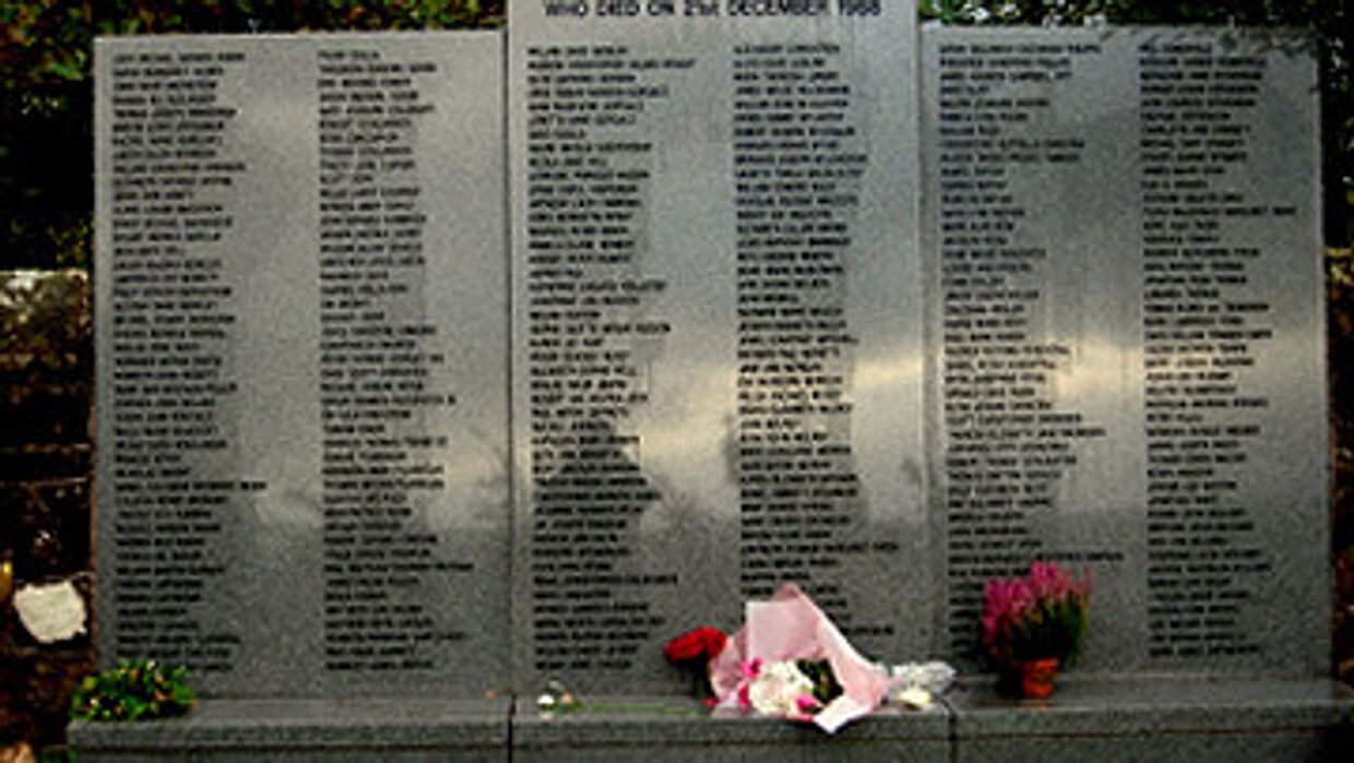 Памятник погибшим во время взрыва самолета над шотландским Локерби в 1988 году