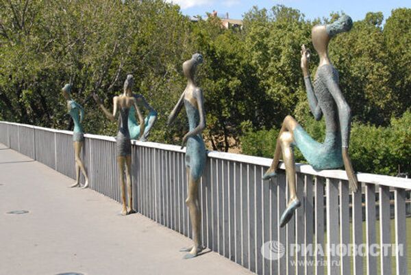 Памятник девушкам на мосту в Грузии