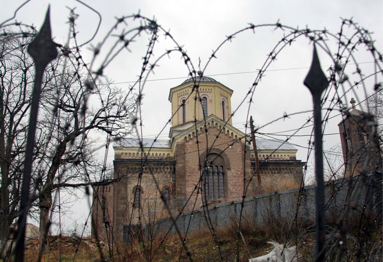 Полуразрушенный и сожженный изнутри сербский православный храм в Приштине