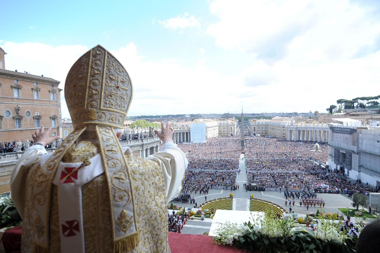 Папа Бенедикт XVI во время празднования Пасхи в Ватикане