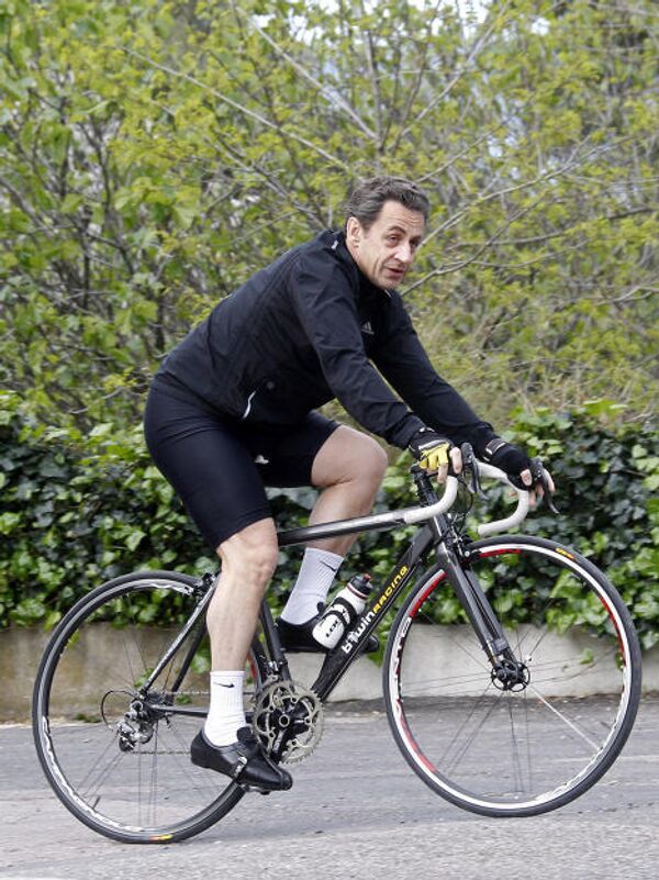 Николя Саркози катается на велосипеде у дома Карлы Бруни-Саркози во Франции
