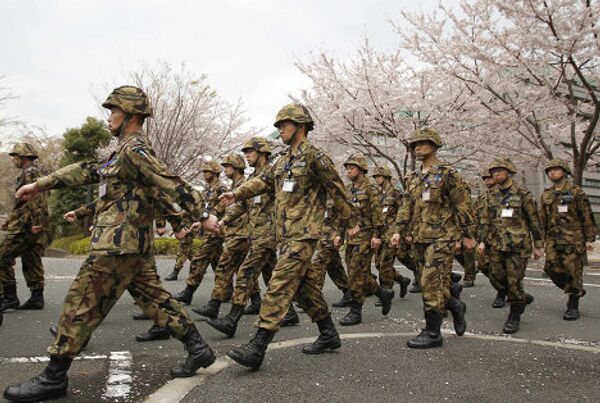 Солдаты маршируют рядом со зданием Министерства обороны в Японии