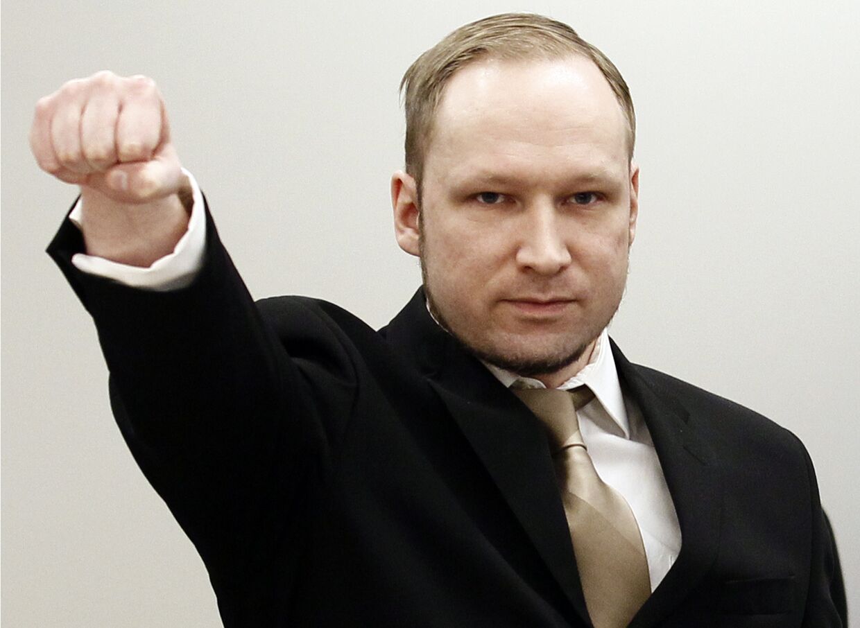 Обвиняемый в терроризме Андерс Брейвик в здании окружного суда Осло