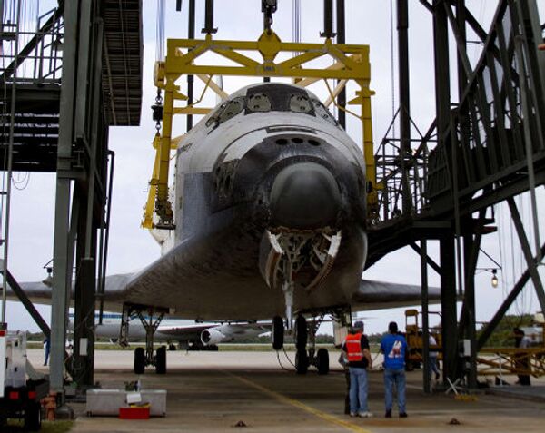 Шаттл Дискавери готовят к перевозке из Космического центра имени Кеннеди во Флориде в Смитсоновский институт в Вашингтоне
