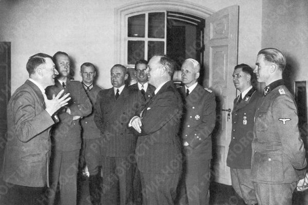 Адольф Гитлер и  Иоахим фон Риббентроп, вернувшийся в Берлин после подписания германо-советского договора о ненападении, рейхсканцелярия, 24. 8.1939 г.