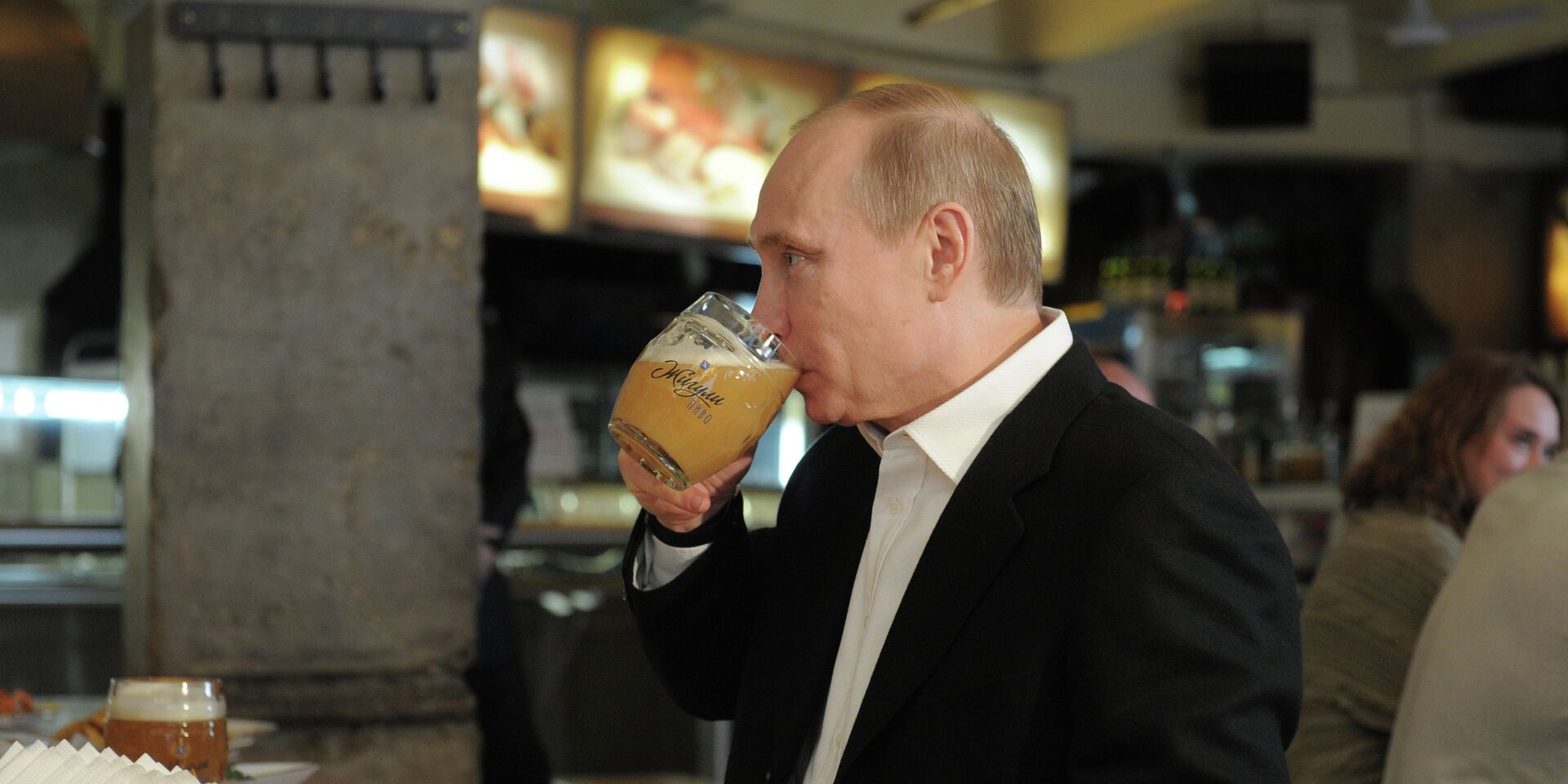 Д.Медведев и В.Путин посетили пивной бар Жигули на Новом Арбате - ИноСМИ, 1920, 19.05.2023