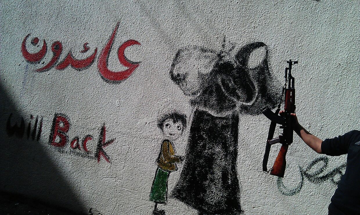 Графити с изображением беженцев и надписью на арабском и английком языках- «вернемся»
