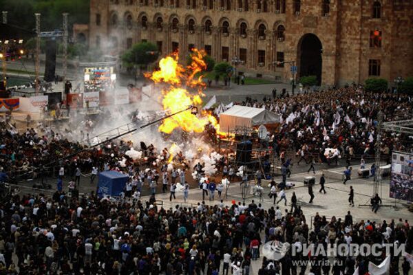Взрыв шаров с газом на митинге в Ереване