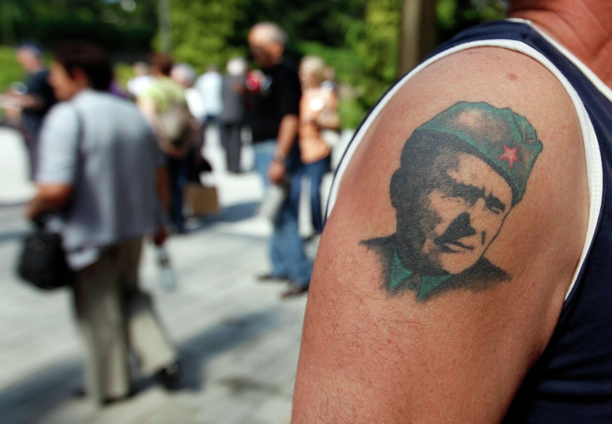 Мужчина с татуировкой, изображающей Иосипа Броз Тито
