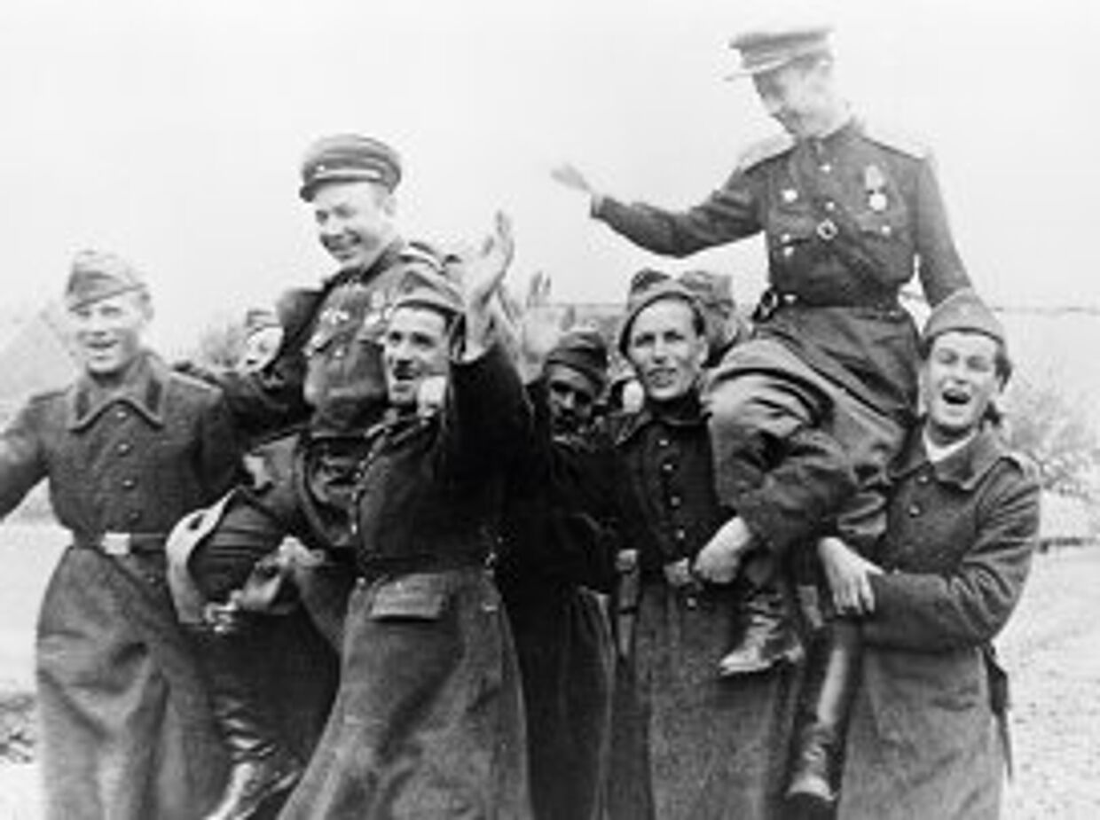 Солдаты в День Победы над фашистской Германией