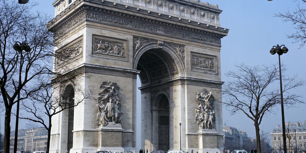 Триумфальная арка в Париже Триумфальная арка в Париже