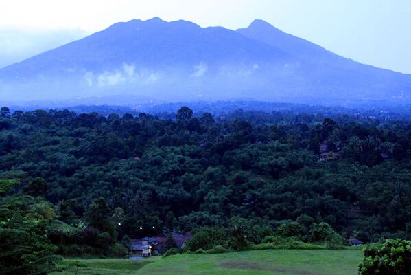 Вулкан Салак, где пропал самолет Superjet-10. Индонезия
