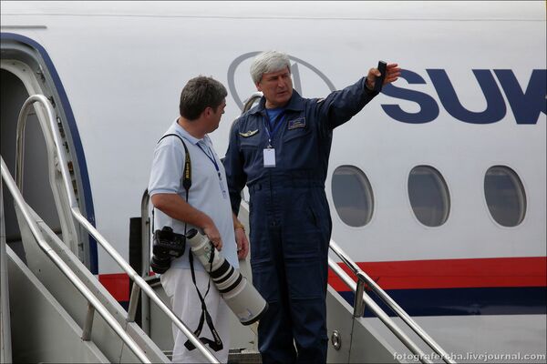 Шеф-пилот Александр Яблонцев (справа) и Сергей Доля перед показательным полетом самолета Superjet-100 в Джакарте