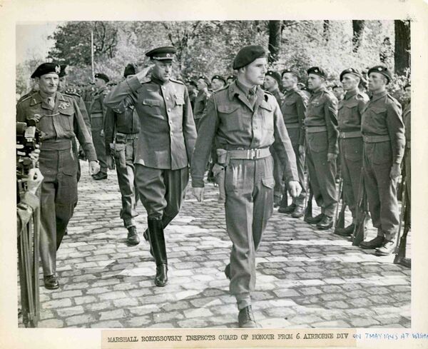 Маршал Рокоссовский принимает парад канадских парашютистов в Висмаре 7 мая 1945 г. Маршал Рокоссовский принимает парад канадских парашютистов в Висмаре 7 мая 1945 г.