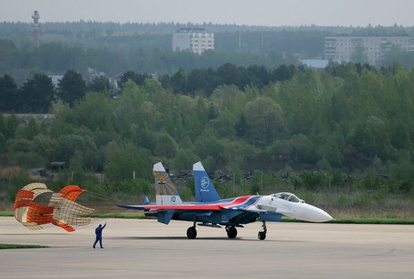 Полеты авиационных групп «Стрижи» и «Русские Витязи»