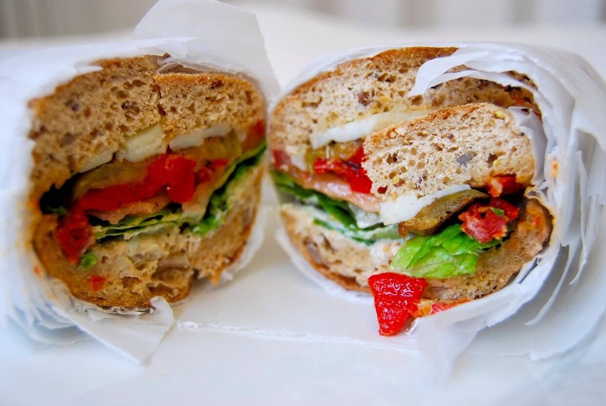 Сэндвич с овощами и сыром