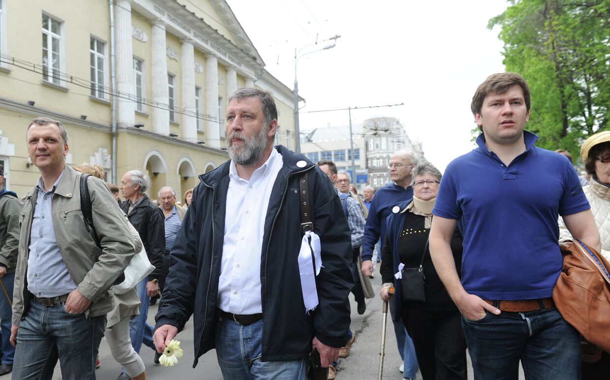 Журналист Сергей Пархоменко (в центре) во время акции Контрольная прогулка.