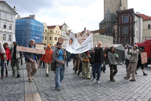 Участники акции «Захвати Прагу» выступили за «любовь, стабильность и хлеб с маслом»