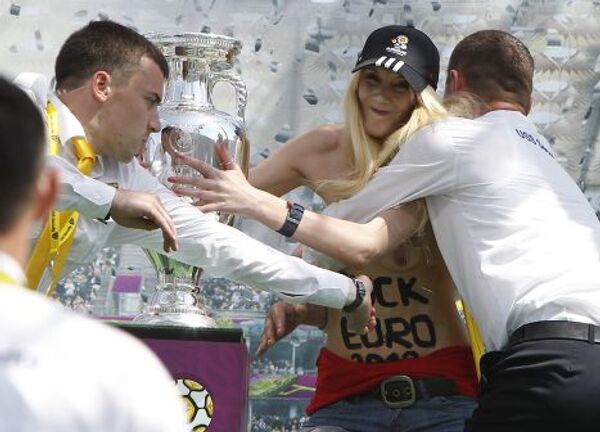 Активистка FEMEN столкнула кубок Евро-2012 с пьедестала