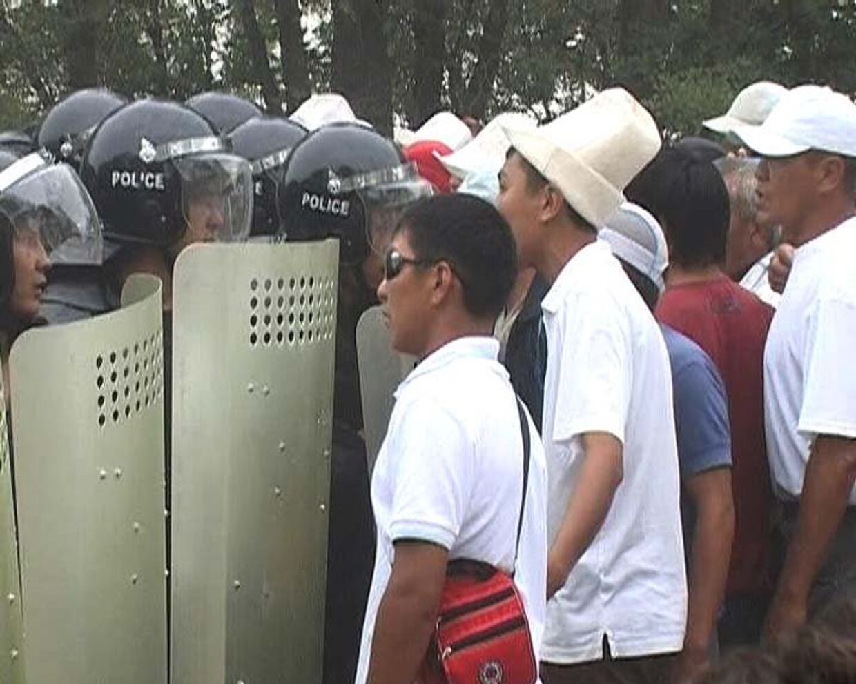 Киргизская милиция и протестующие