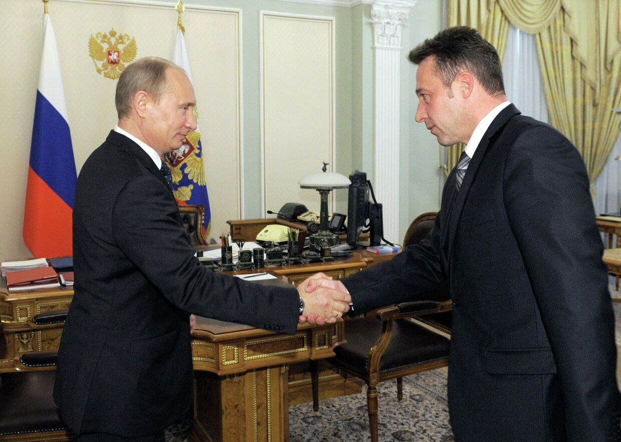 Президент РФ В.Путин провел встречу с сотрудником Уралвагонзавода И.Холманских