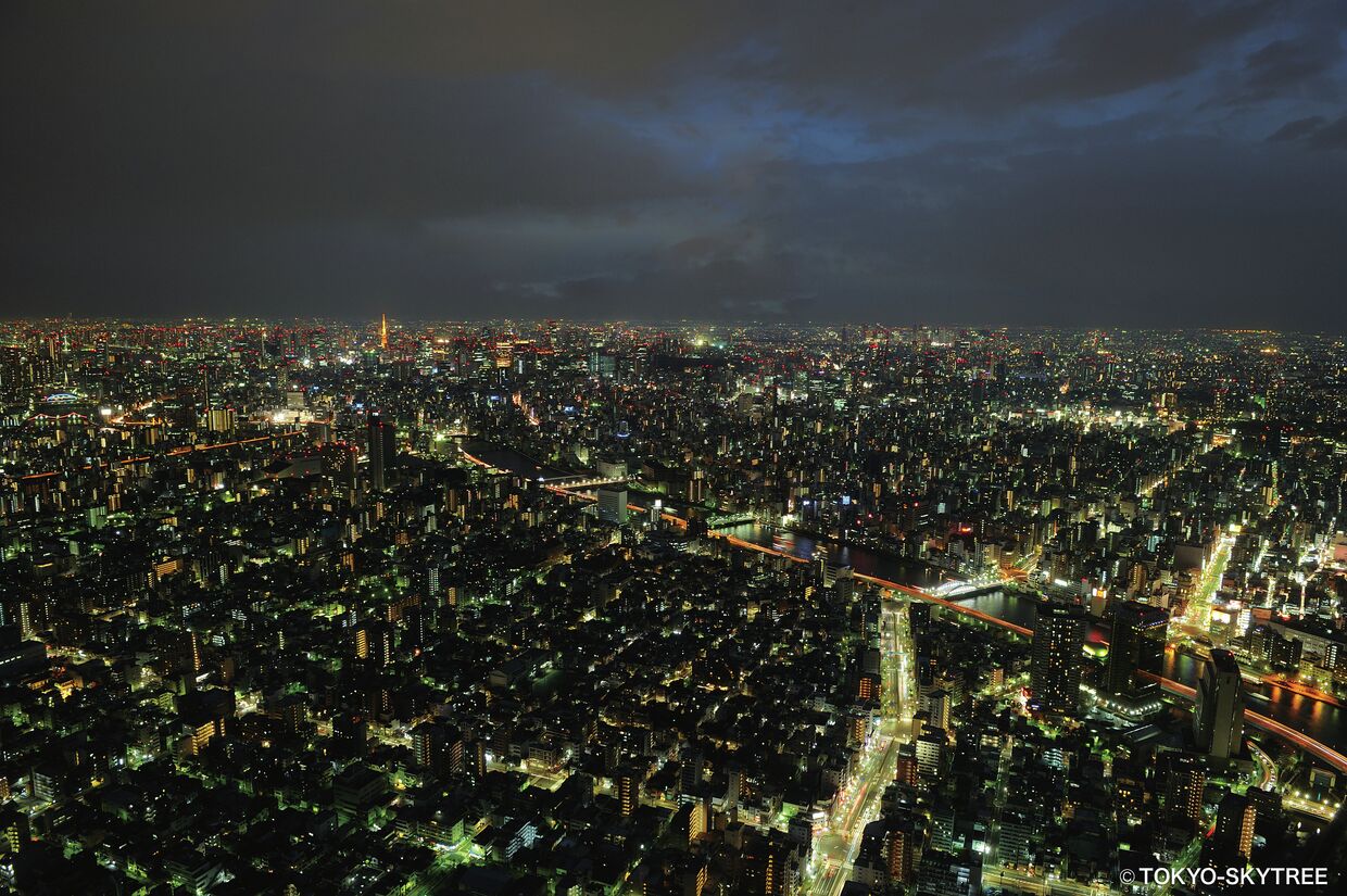 Вид на ночной Токио со смотровой площадки телебашни Tokyo Sky Tree на высоте 350 метров