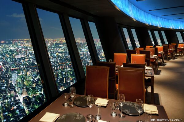 Ресторан с видом на ночной Токио в здании телебашни Tokyo Sky Tree. Ресторан с видом на ночной Токио в здании телебашни Tokyo Sky Tree.