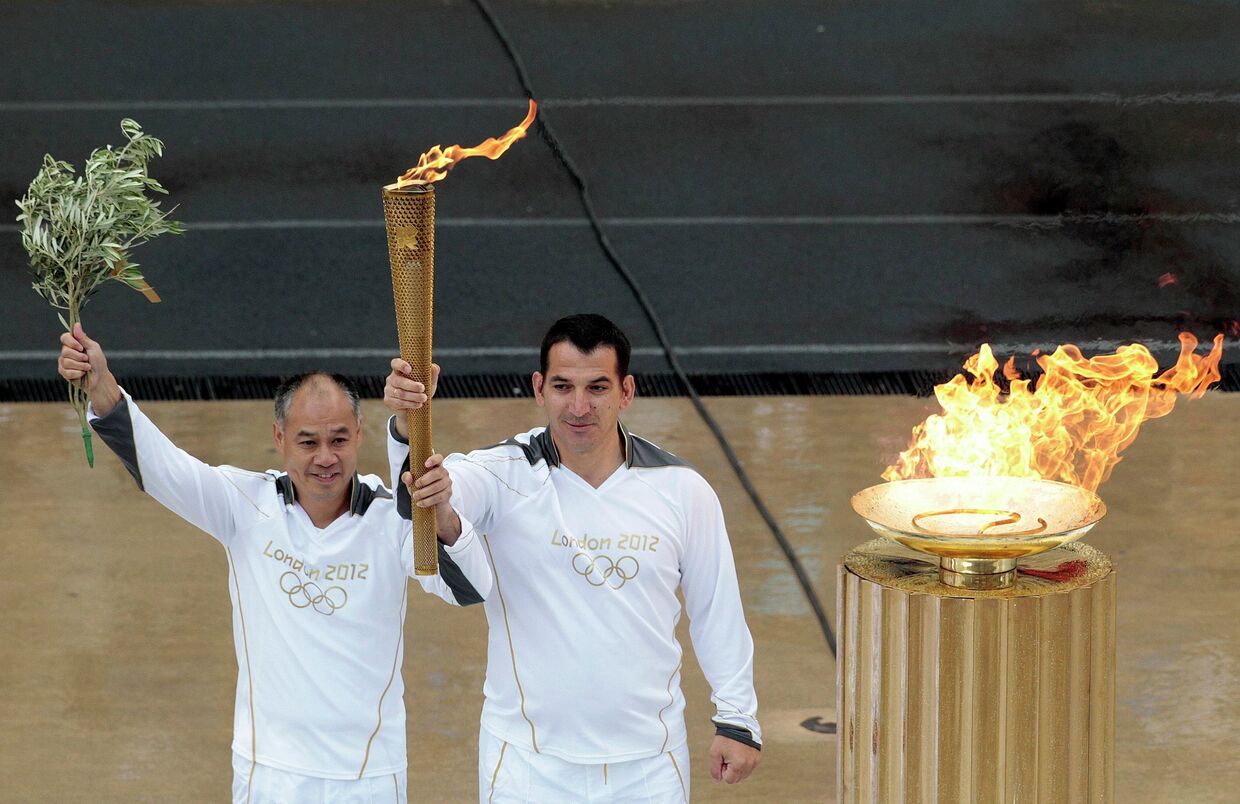 Церемония передачи Олимпийского огня Лондону