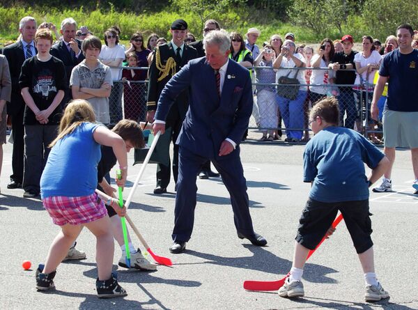 Принц Чарльз играет с детьми во время визита в Канаду