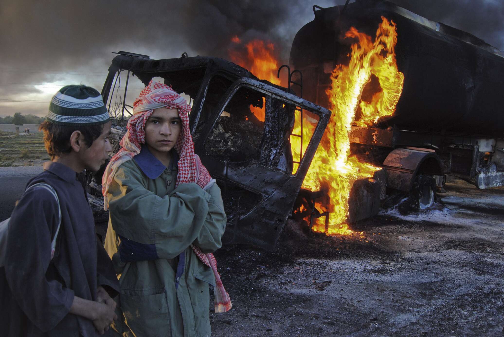 Автобус с детьми террористы. Взрыв бензовоза в Пакистане. Пакистанские школьники.