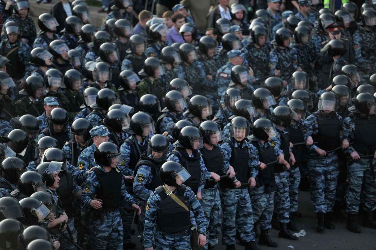 Сотрудники правоохранительных органов во время митинга «Марш миллионов» на Болотной площади