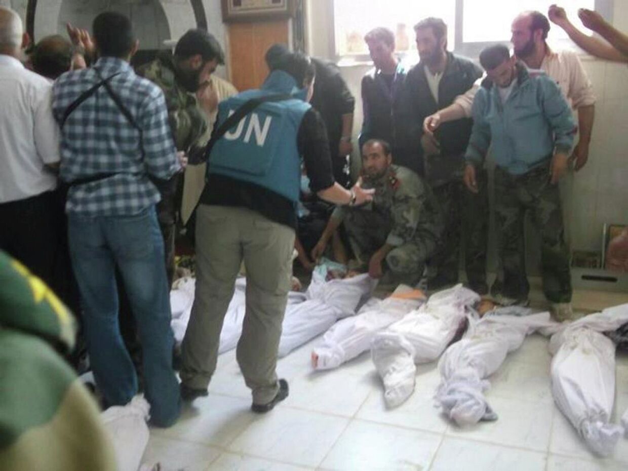 Тела погибших при артобстреле города Хула в Сирии