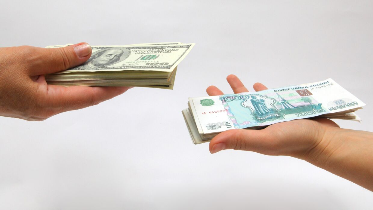 Рублевые и долларовые купюры Рублевые и долларовые купюры