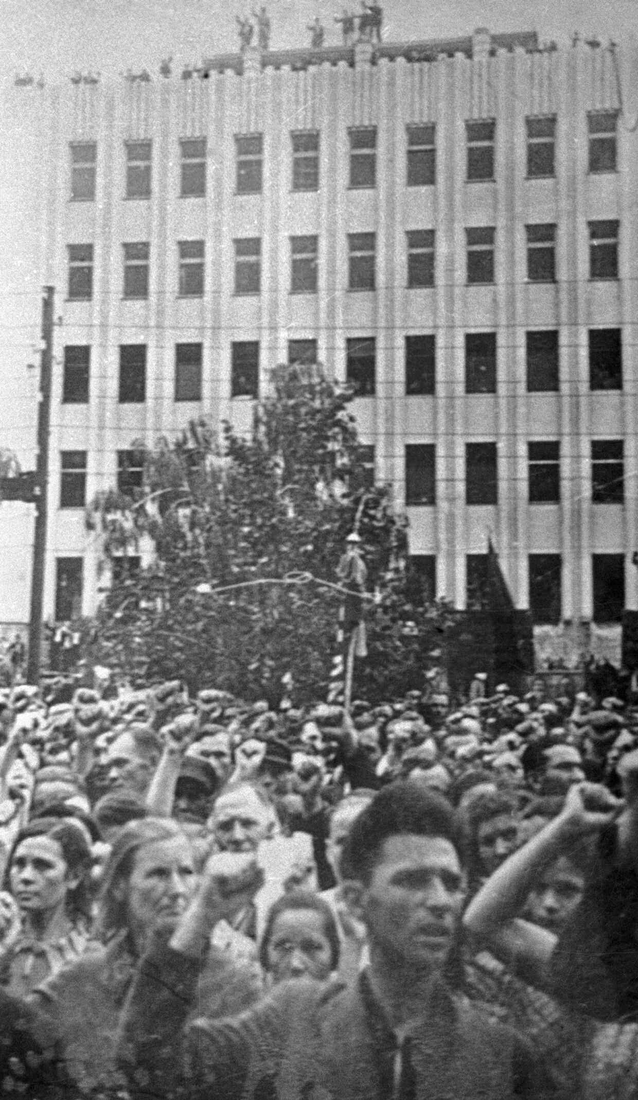 Жители Каунаса принимают участие в митинге, посвященном принятию Литвы в состав СССР.
