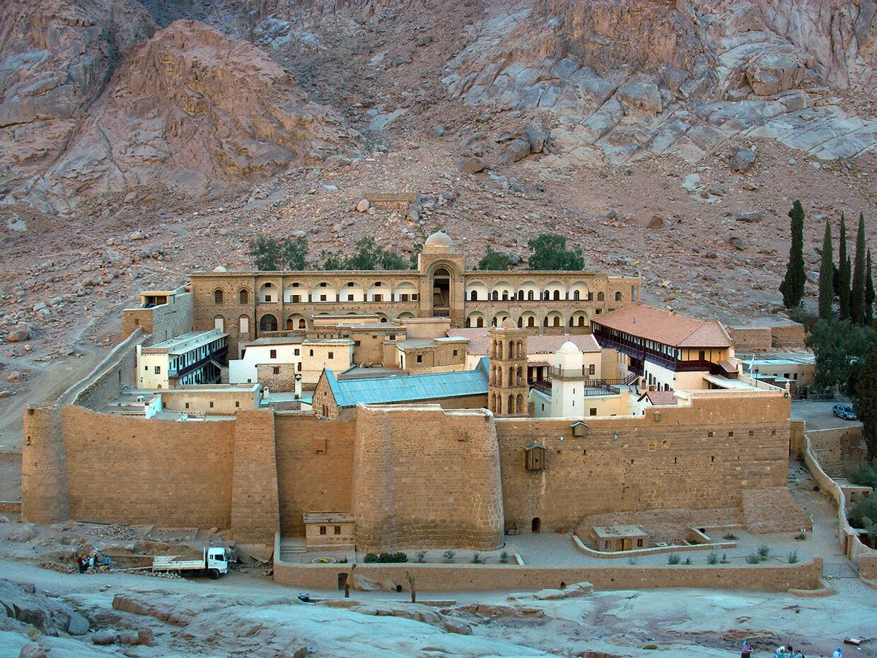 Вид на монастырь святой Екатерины с Синайских гор