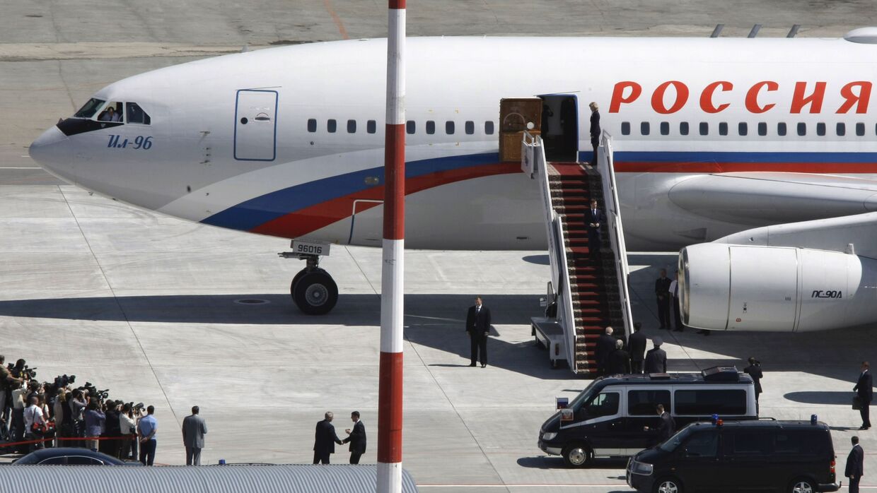 Самолет президента России прибыл в аэропорт Кольцово