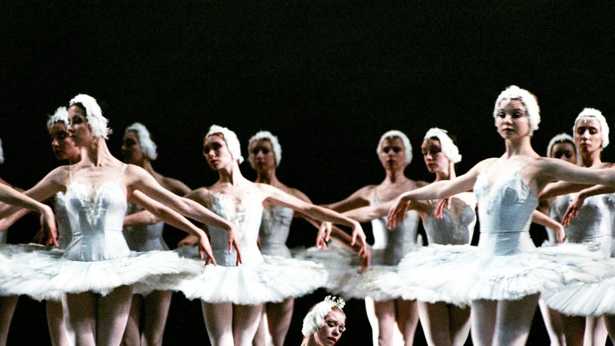 Сцена из балета Чайковского «Лебединое озеро» 