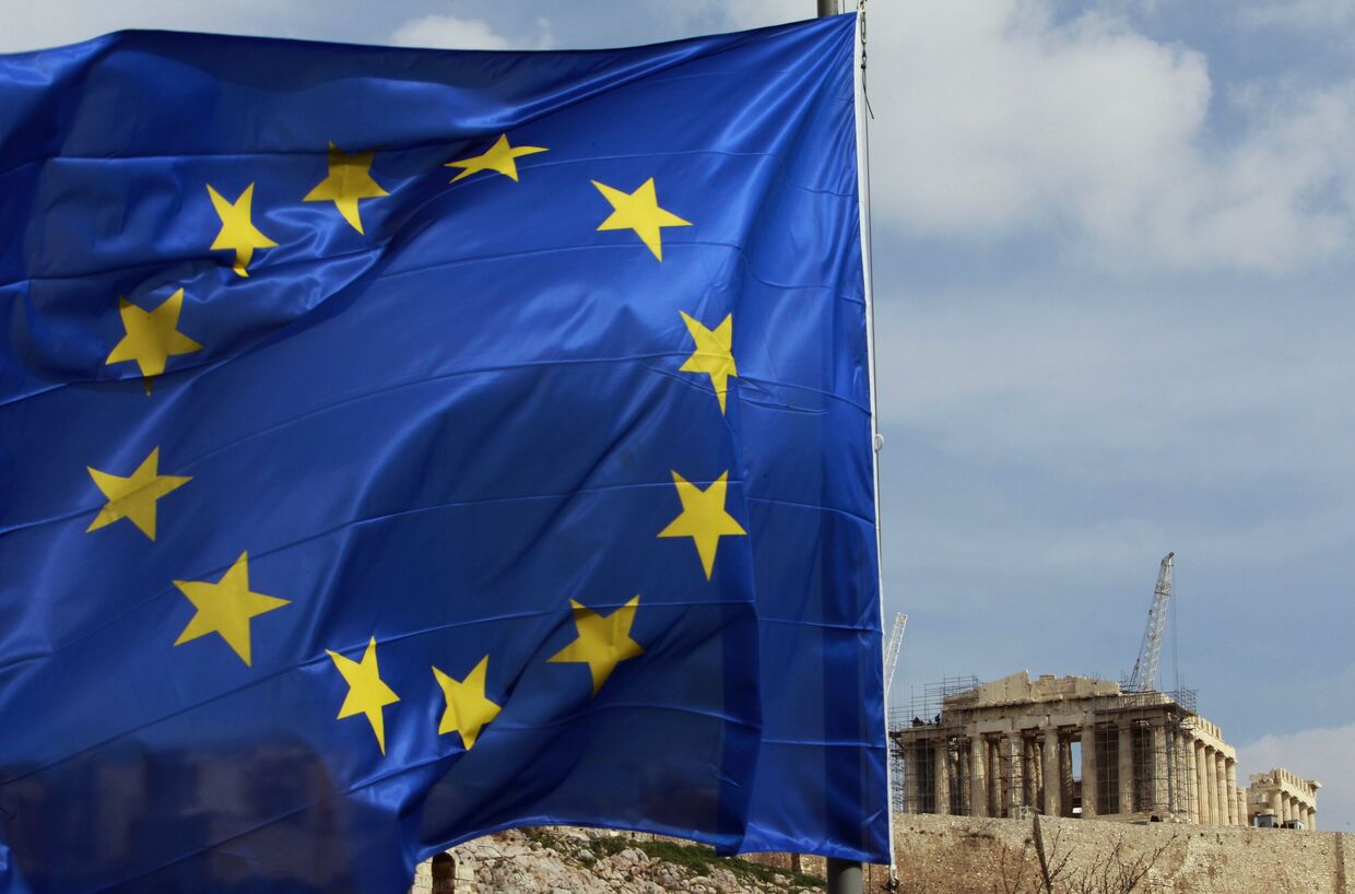 Флаг Евросоюза перед храмом Парфенон