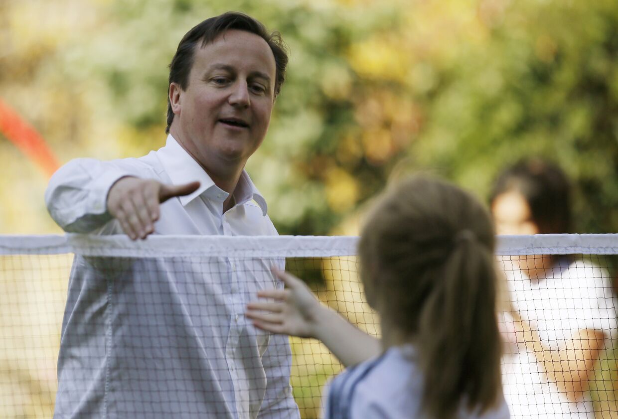 Премьер-министр Великобритании Дэвид Кэмерон сыграл в бадминтон со школьницей.
