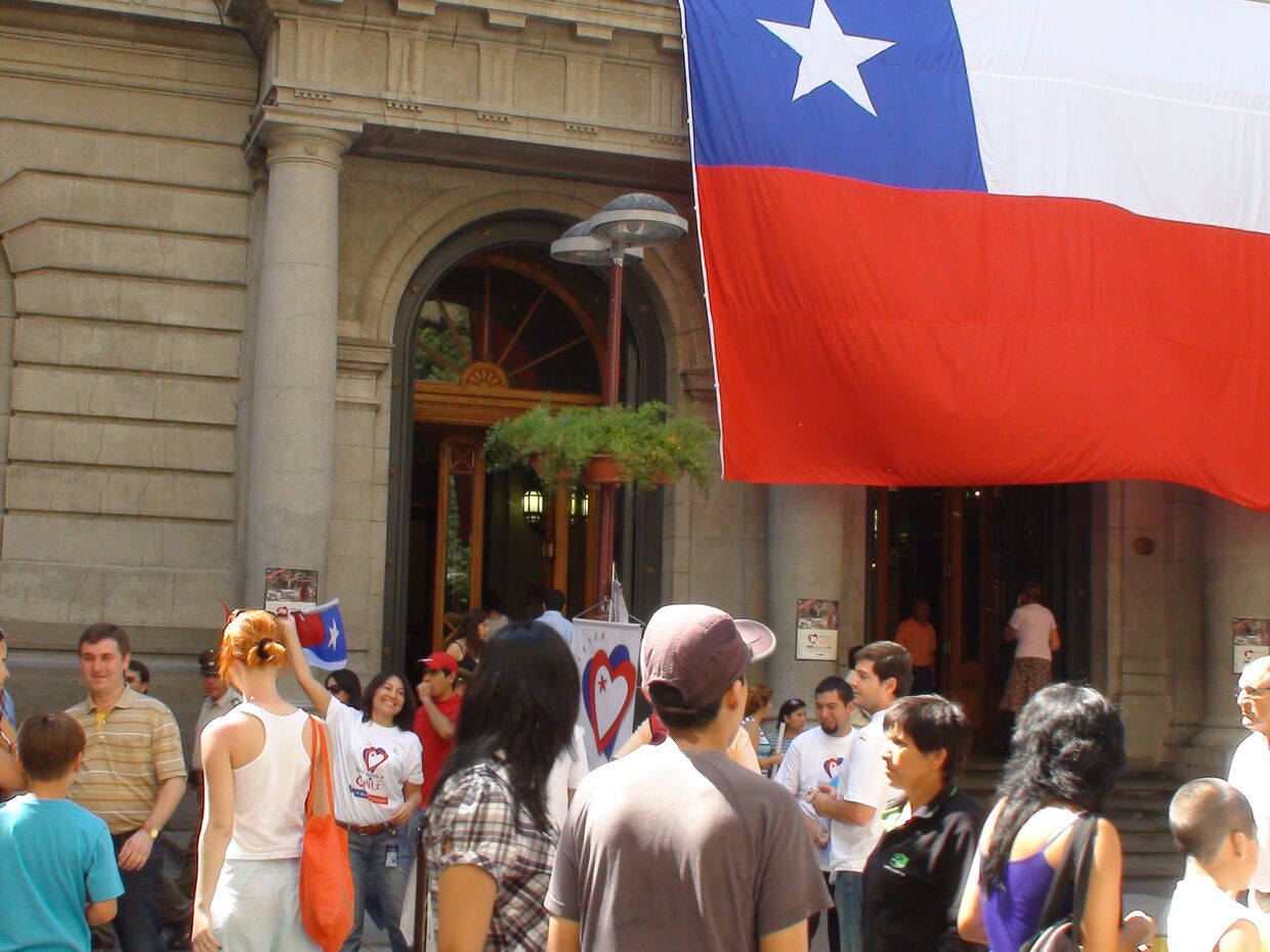Участники акции  Чили помогает Чили в Сантьяго