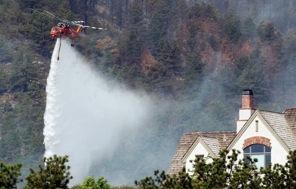 Тушение природного пожара в штате Колорадо, США