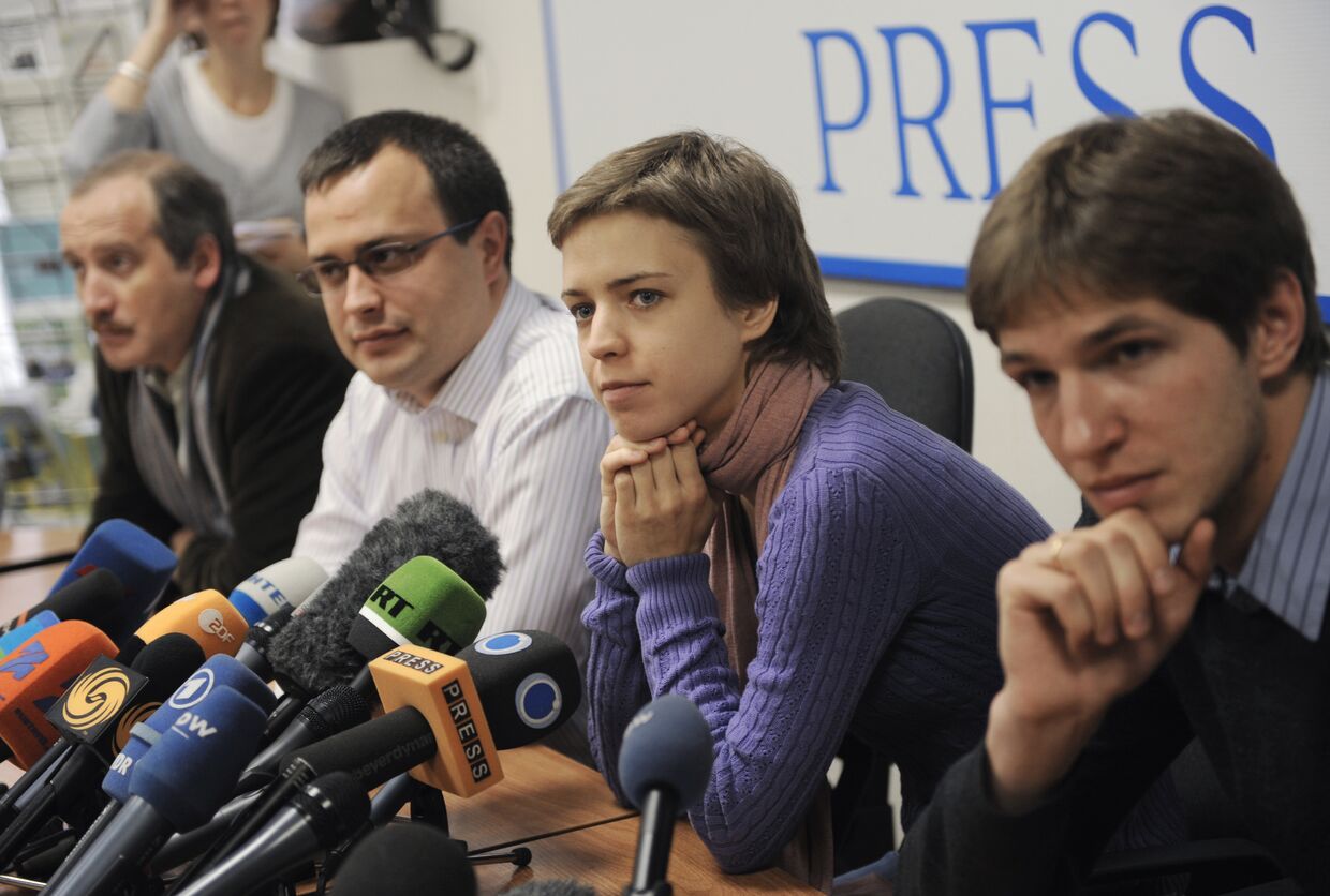 Т.Дзятко, С.Соколов, Вера и Илья Политковские во время пресс-конференции