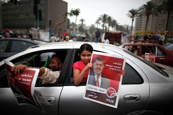 Сторонники Мухаммеда Мурси празднуют его победу на президентских выборах в Египте