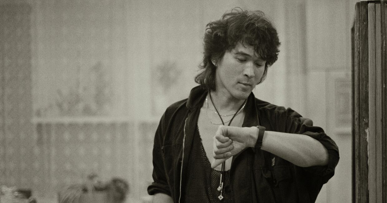 Виктор Цой перед концертом. 1990 год