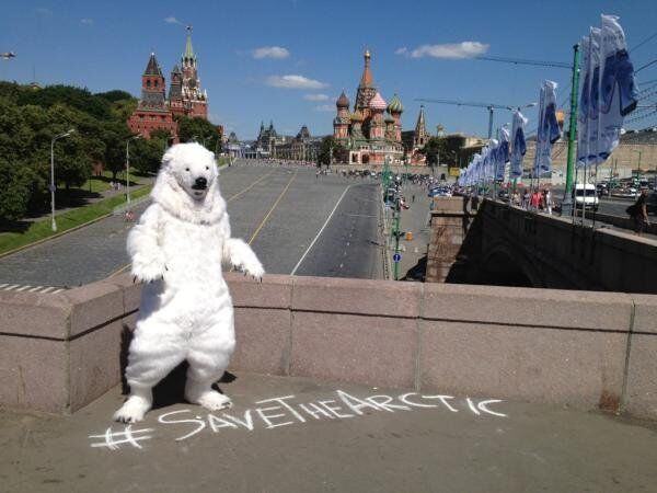 Активист Гринпис в костюме белого медведя на Красной площади